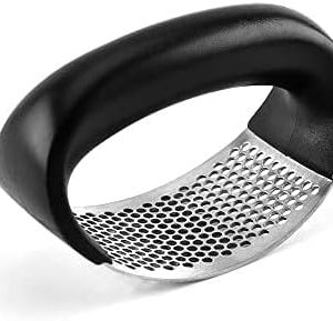 Professional Stainless Steel Manual Garlic Press with Black Ergonomic Handles. هراسة ثوم ستانلس ستيل فضي مع مقابض سوداء مريحة.